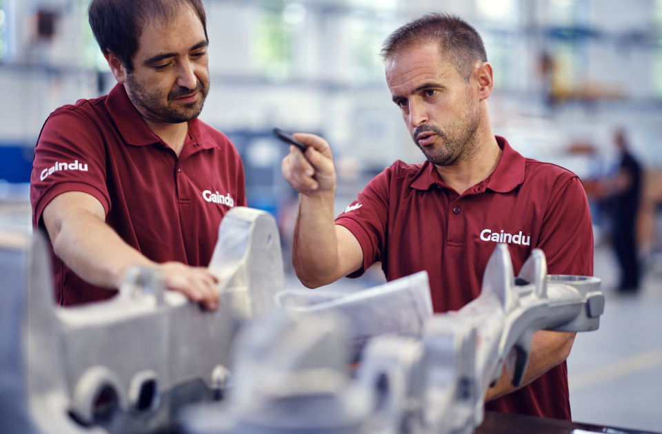 Operadores de montaje seleccionando las piezas de recambio para las máquinas automáticas que se enviarán al cliente.